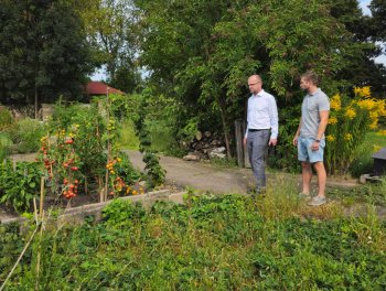 V komunitní zahradě nás navštívil hejtman Pardubického kraje obr. 270